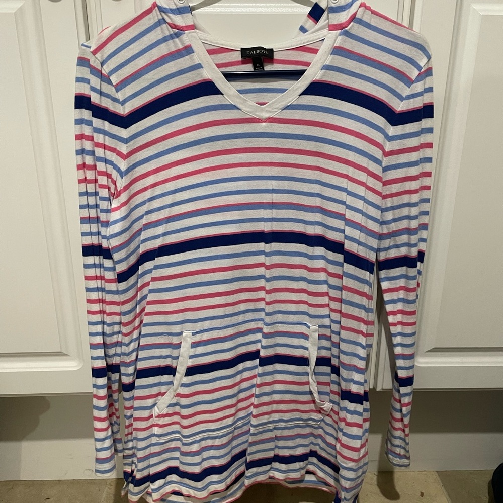 Women’s medium long sleeve hoodie, with front pocket.